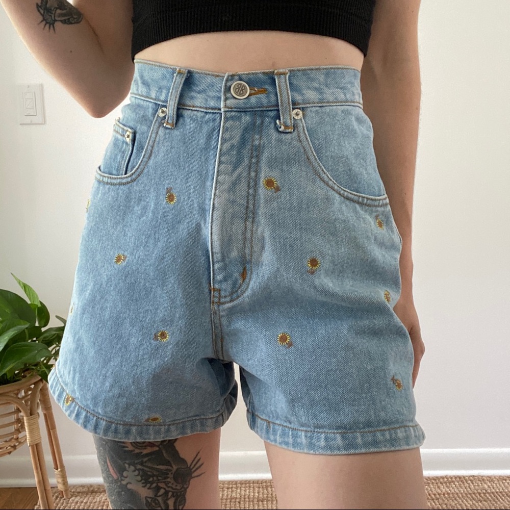 ❤️ Cute Vintage Embroidered Flower Shorts